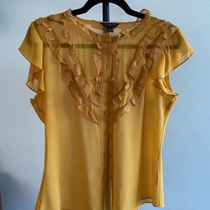 Flirty ruffled blouse 💛